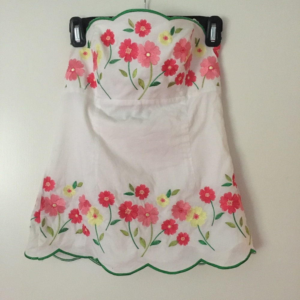 Strapless floral lined top.